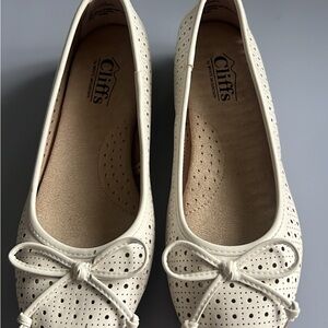 Women's Cliffs Off White Ballet Flats Size 6 NEW